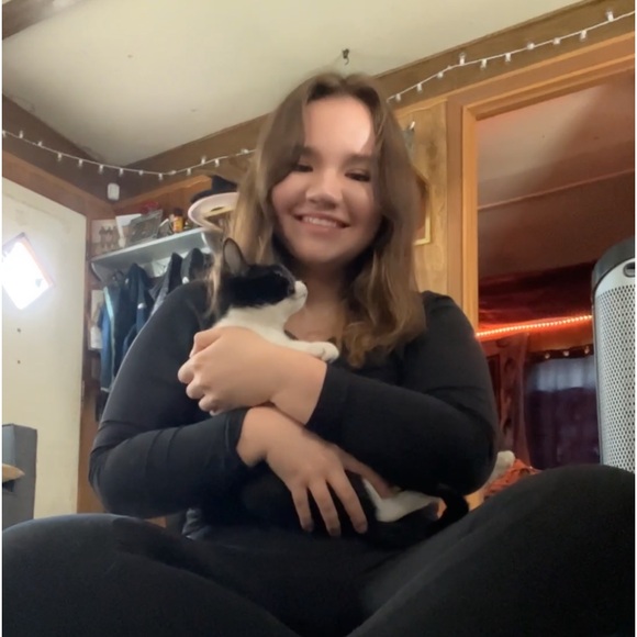 Meet your Posher, Kiana - Picture 3 of 3